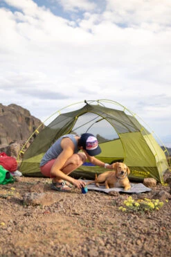 Ruffwear Highlands Pad Portable Folding Dog Bed -Outdoor Essentials Shop Web 10501 Highlands Pad Cloudburst Gray Steens Mountain 02